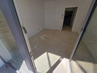 Bývanie, kde sa mesto stretáva s prírodou: 2-izbový byt o vý