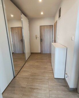 Ponúkam na predaj 3-izbový byt s výmerou 70 m2, situovaný na