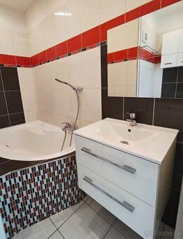 Ponúkam na predaj 3-izbový byt s výmerou 70 m2, situovaný na