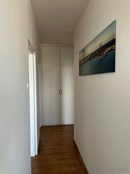 Ponúkam na prenájom priestranný, slnečný a kompletne zariade