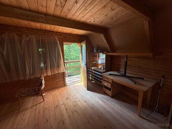 Chata sa nachádza na pozemku o výmere 386 m² a úžitková ploc