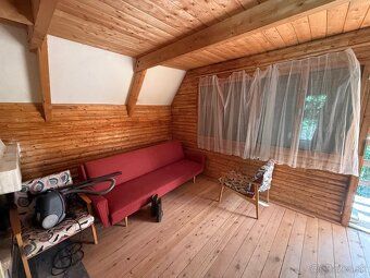 Chata sa nachádza na pozemku o výmere 386 m² a úžitková ploc