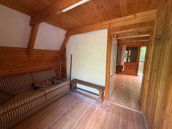 Chata sa nachádza na pozemku o výmere 386 m² a úžitková ploc