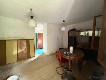 Chata sa nachádza na pozemku o výmere 386 m² a úžitková ploc