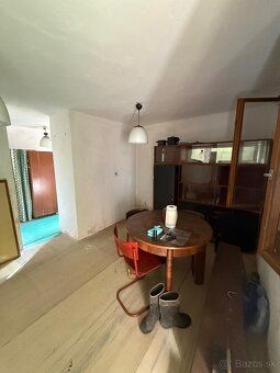 Chata sa nachádza na pozemku o výmere 386 m² a úžitková ploc
