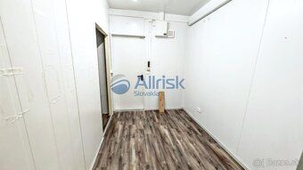 Ponúkame na predaj obchod v centre mesta Šaľa. Nachádza sa n