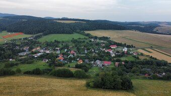 Mierne svahovitý pozemok registra „C“ ,rozmer 25x100m, možno