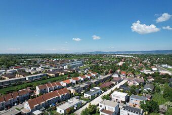 Na predaj atraktívny, rovinatý stavebný pozemok s veľkorysou