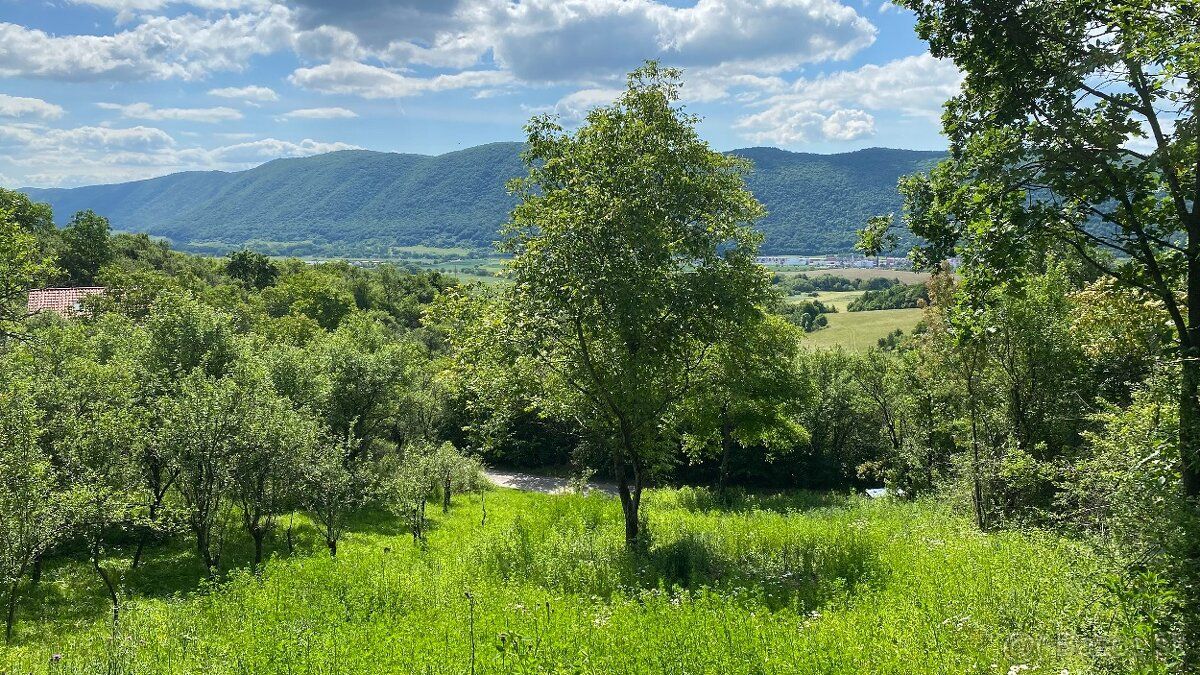 Ponúkam na prenájom pozemok na prenosnú chatu, rekreáciu, pr