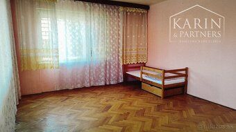 NA PREDAJ: Priestranný trojpodlažný 7 izb. rodinný dom - 6 k