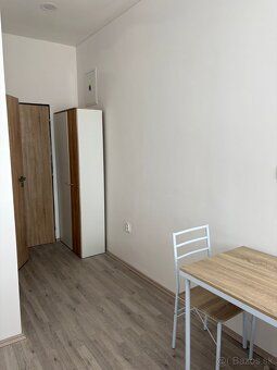 NOVÝ apartmán v Prievoze – ideálny pre 1 osobu!
Ponúkame na 