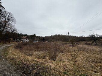 Predaj pozemku v obci Lipovany, výmera pozemku je 1124 m2, p