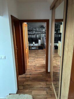 Ponúkam na prenájom 2-izbový byt 85 m2 na prvom poschodí na 