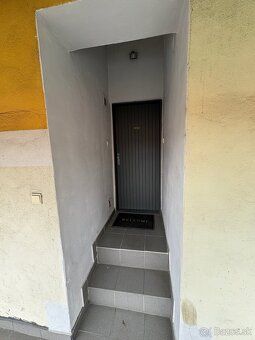 Na predaj menší 2 - izbový byt s výmerou 38,5 m² v širšom ce