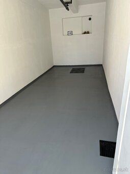 Ponúkam na predaj murovanú garáž s výmerou 18 m², nachádzajú