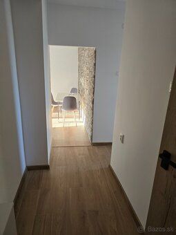 Ponúkam na predaj moderný 2-izbový byt s balkónom o výmere 5