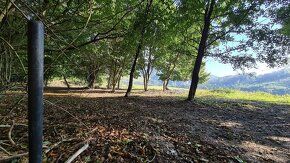 Ponúkame na predaj mierne svahovitý slnečný pozemok o výmere