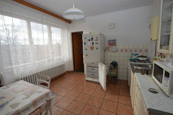 Ponúka na predaj veľký rodinný dvojpodlažný dvojdom s 2-mi s