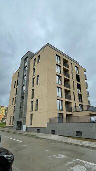 Hľadáte moderné bývanie s pohodlným parkovaním a krásnym výh