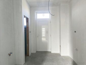 Ponúkame Vám na predaj 4izbový rodinný dom(dvojdom) v obci V