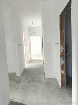 Ponúkame Vám na predaj 4izbový rodinný dom(dvojdom) v obci V