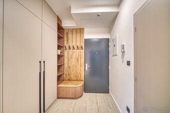 Ponúkame na prenájom úplne nový, nadštandardne zariadený 2-i