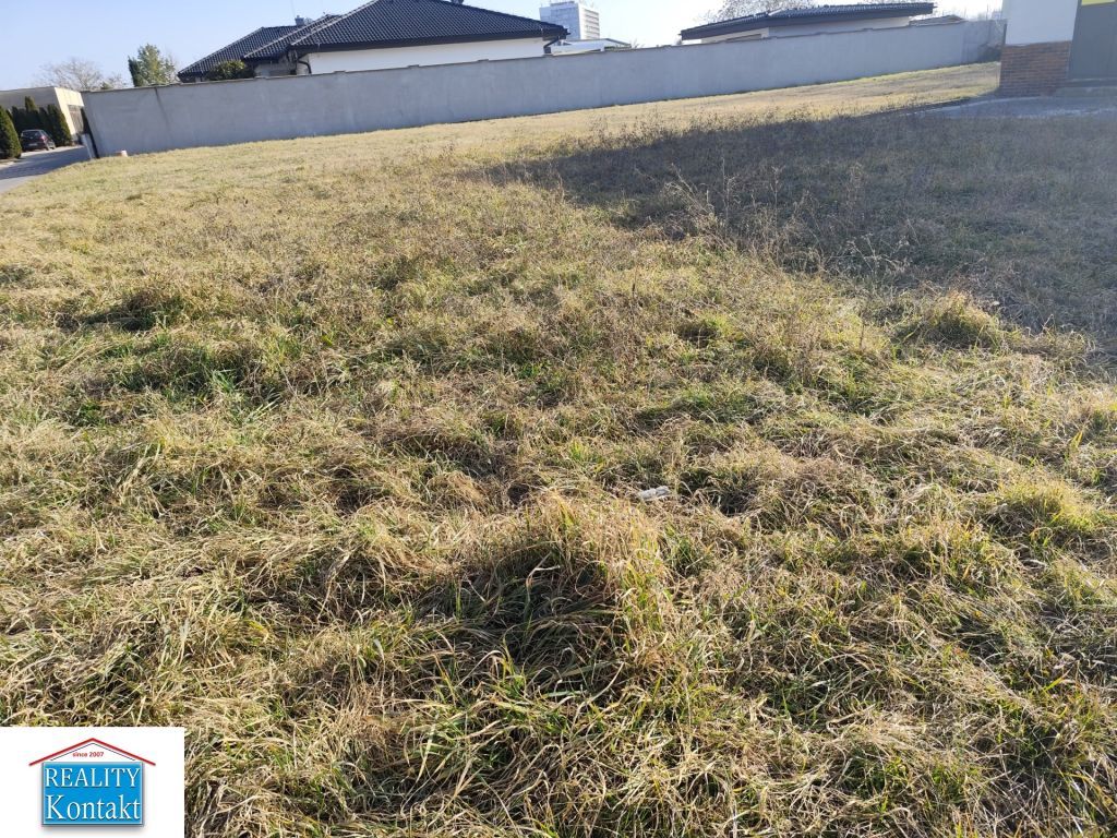 Ponúkame na predaj stavebný pozemok v Nových Zámkoch. Celkov