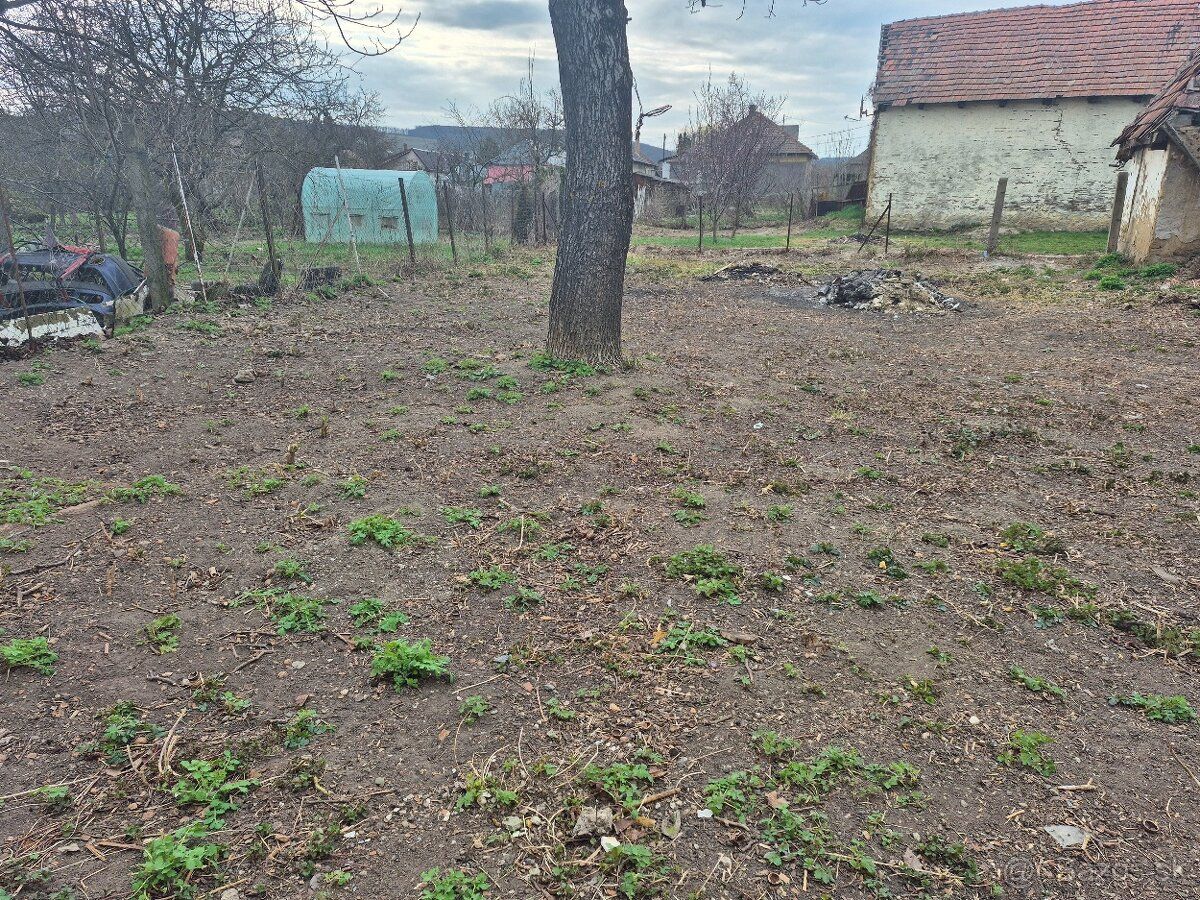 Ponúkame na predaj pozemok o výmere 335 m² nachádzajúci sa v