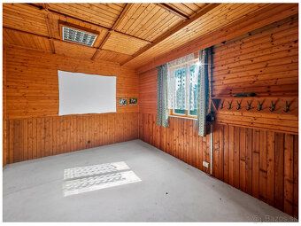 Ponúkame na predaj AREÁL s budovami, chatkami a priestranným