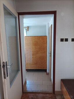Ponúkame na predaj rodinný dom s krásnym slnečným pozemkom, 