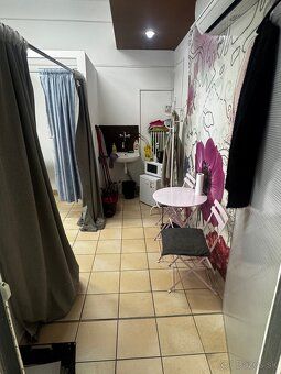 Ponúkam na odstúpenie prevádzky second handu v Hlohovci na n