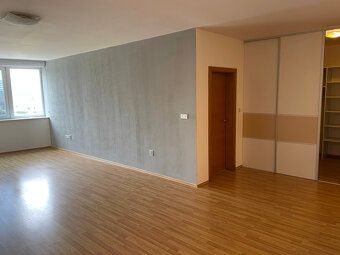 Ponúkame na prenájom 2 izbový byt v projekte RENOX. Výmera 8