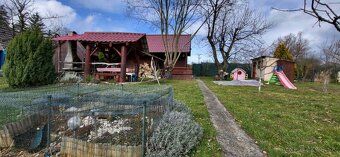 ​🏡 NA PREDAJ: Nádherná záhrada (1009 m²) s 2-poschodovou cha