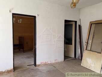Dom na rekonštrukciu sa nachádza v pokojnej časti obce Vyšný