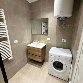 Nový 2-izbový apartmán s balkónom v pokojnej časti, Drač – A