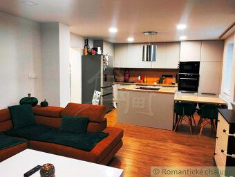 Priestranný tehlový zrekonštruovaný útulný domček s moderným