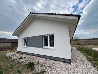 Sprostredkujeme predaj 3 izbovej novostavby v obci Čechy. Je