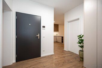 moderný štýlový 2 izbový byt priestranný balkón (4,65 m2) s 