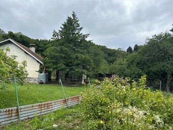 Murovaná chata stojaca na veľkom pozemku sa nachádza na úpät