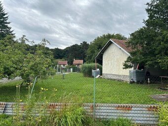 Murovaná chata stojaca na veľkom pozemku sa nachádza na úpät