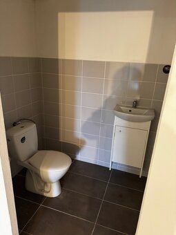 Predaj, pozemku 600 m2, ( parkovacích miest ) na ktorom je 1