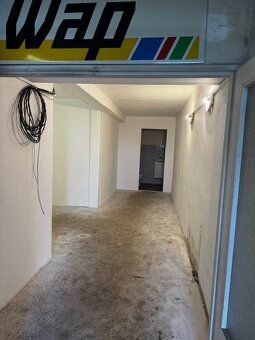 Predaj, pozemku 600 m2, ( parkovacích miest ) na ktorom je 1
