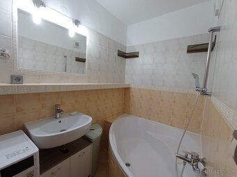 Ponúkam na predaj priestranný, slnečný 3-izbový byt s balkón