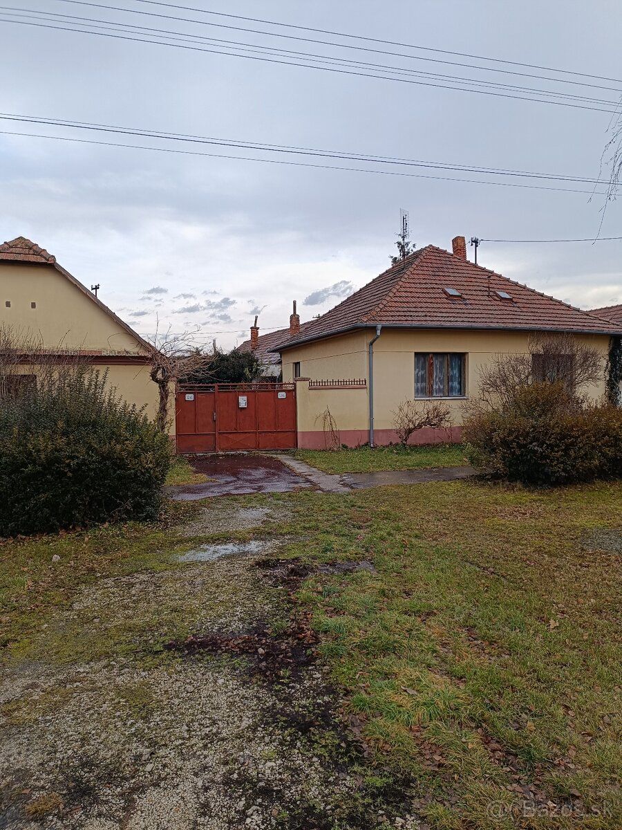 Predám v Galante 2 staršie rodinné domy,pozemok 3068 m2+ hos