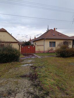 Predám v Galante 2 staršie rodinné domy,pozemok 3068 m2+ hos