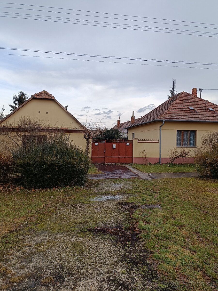 Predám v Galante 2 staršie rodinné domy,pozemok 3068 m2+ hos