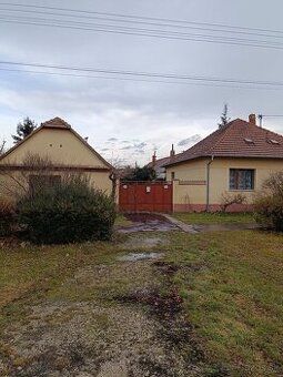 Predám v Galante 2 staršie rodinné domy,pozemok 3068 m2+ hos