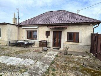 Predám v Galante 2 staršie rodinné domy,pozemok 3068 m2+ hos
