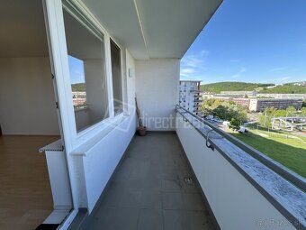 Priestranný, nezariadený byt s krásnym výhľadom, 2 balkónmi 