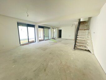 REALITY HOUSE ponúka :
Modernú dvojpodlažnú NOVOSTAVBU so sk